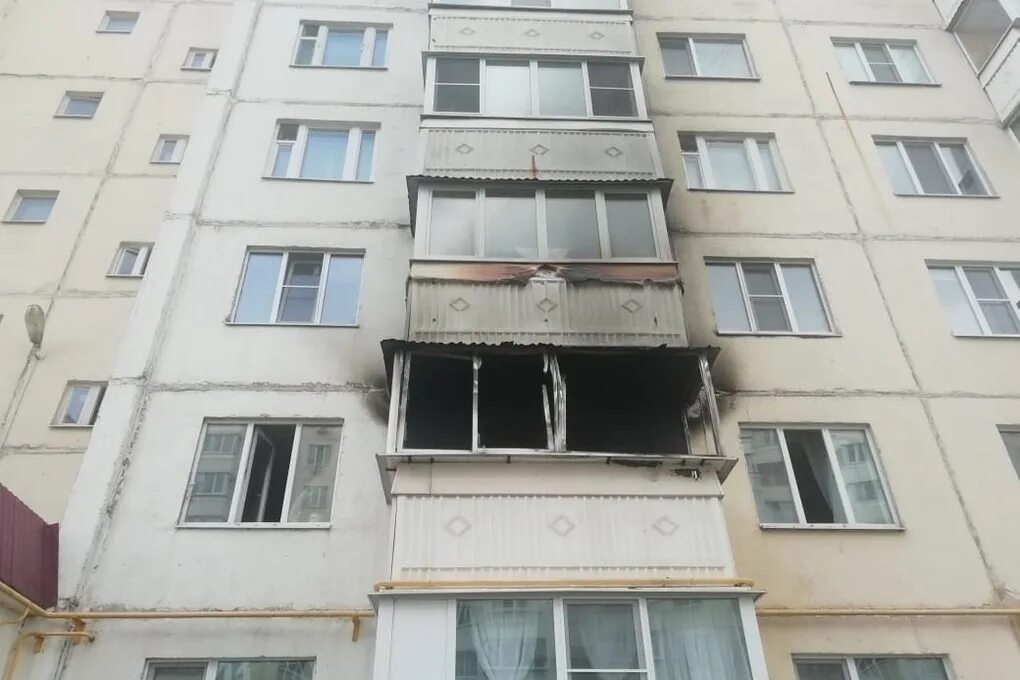 Железногорск ул батова 2. Остекление лоджий снаружи. Крашеная вагонка на балконе. Луганск обшивка балкона. Балконы железногорск курская область.