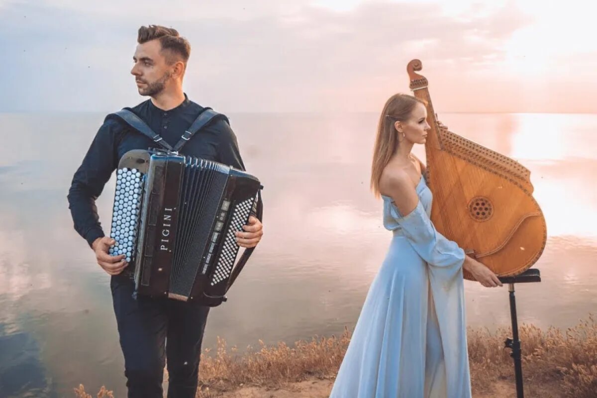 Украинская песня мужчина и женщина. Украинские песни дуэтом. Ансамбль сладкая ягода. Украинские песни дуэтом. Братья кролики.