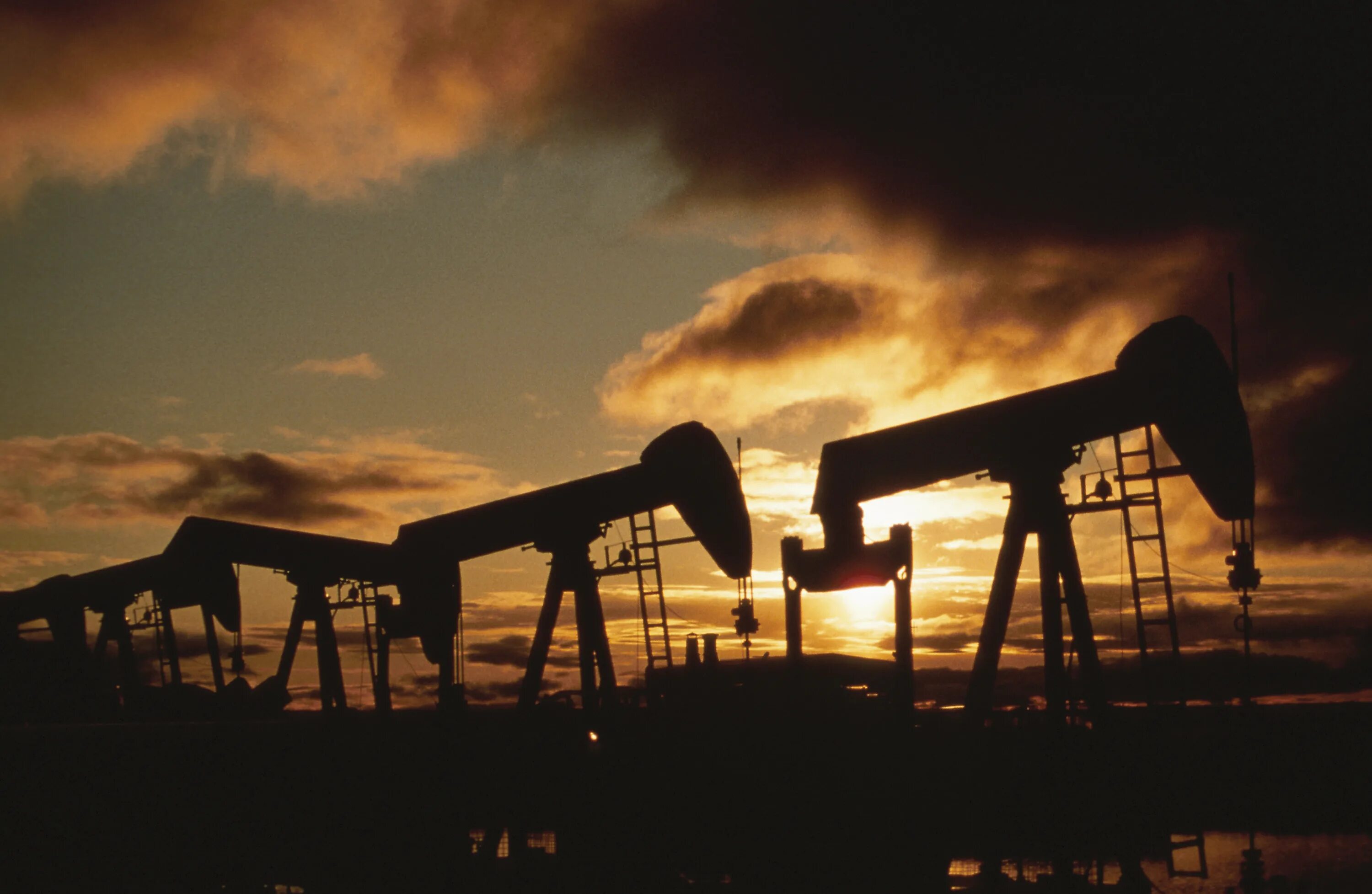 Разнообразие нефти. Качают нефть. Качанеие иннефтои. Добыча нефти в Лагосе. В Амазонии добывается и нефть.