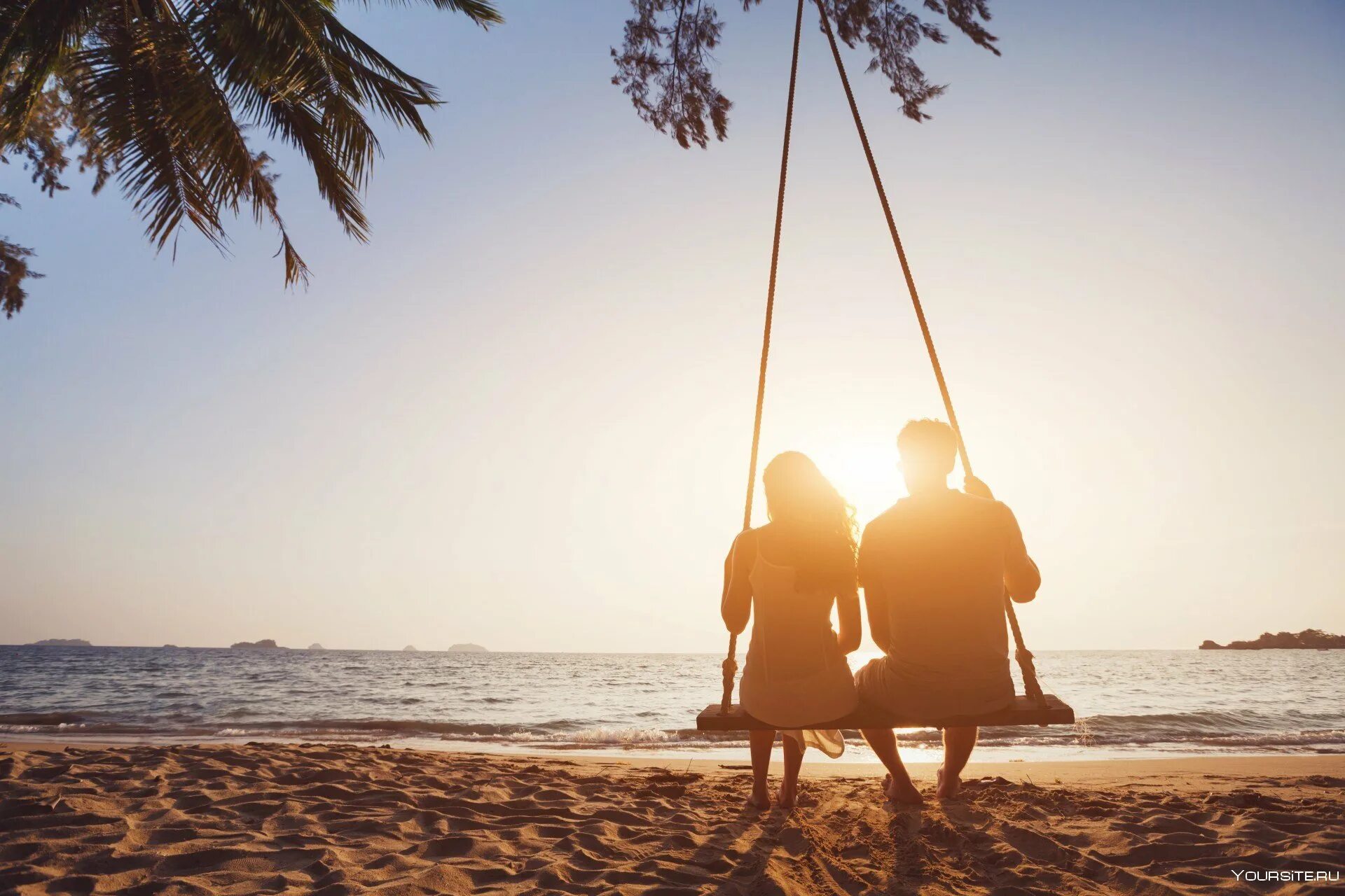Море солнце пара. Море солнце пара. Море солнце пара. Двое на закате у моря. Закат на море.