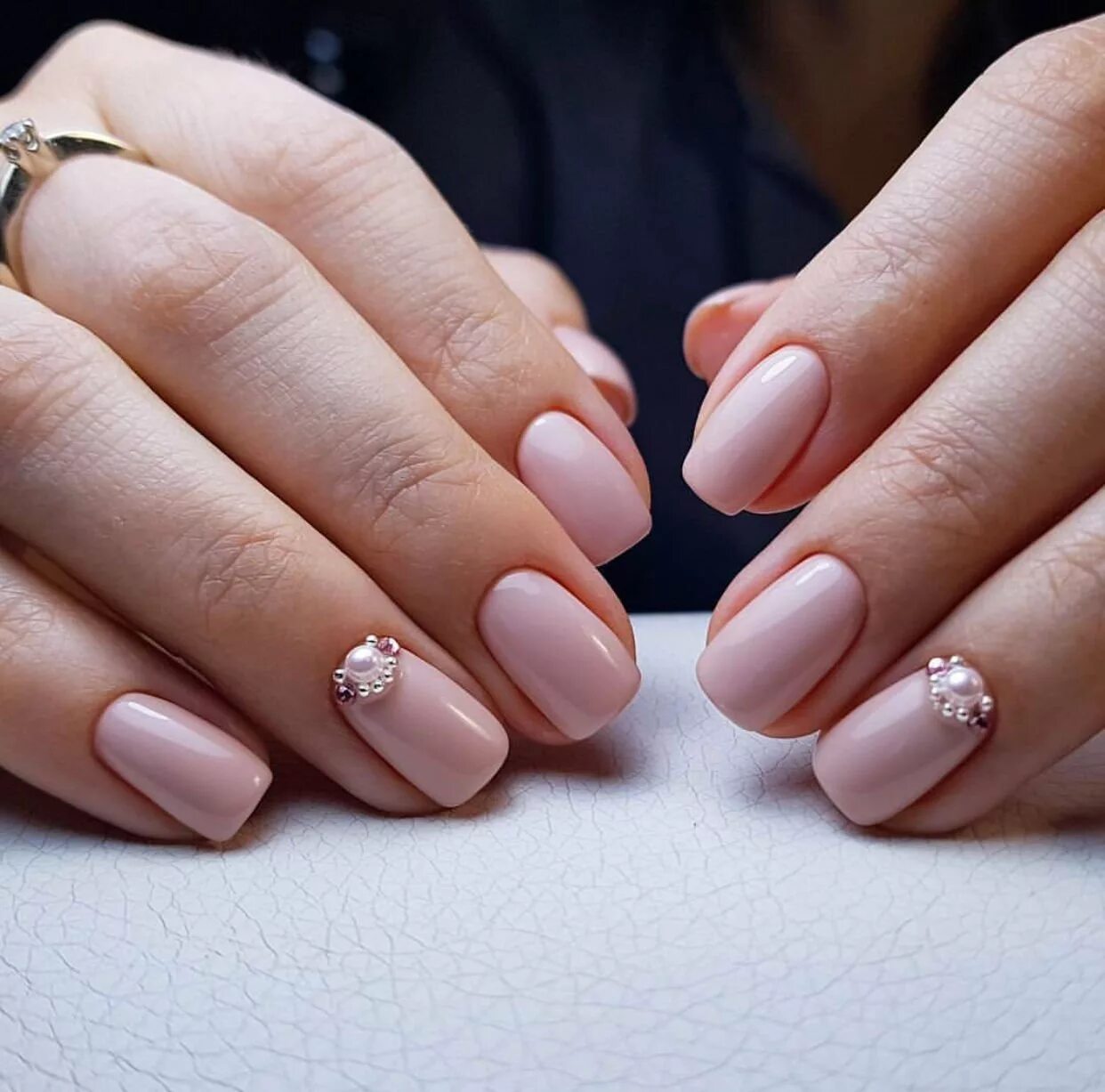 молочный маникюр. маникюр в светлых тонах. ногти светлые тона. дизайн на светлые оттенки. нюдовый френч квадрат.