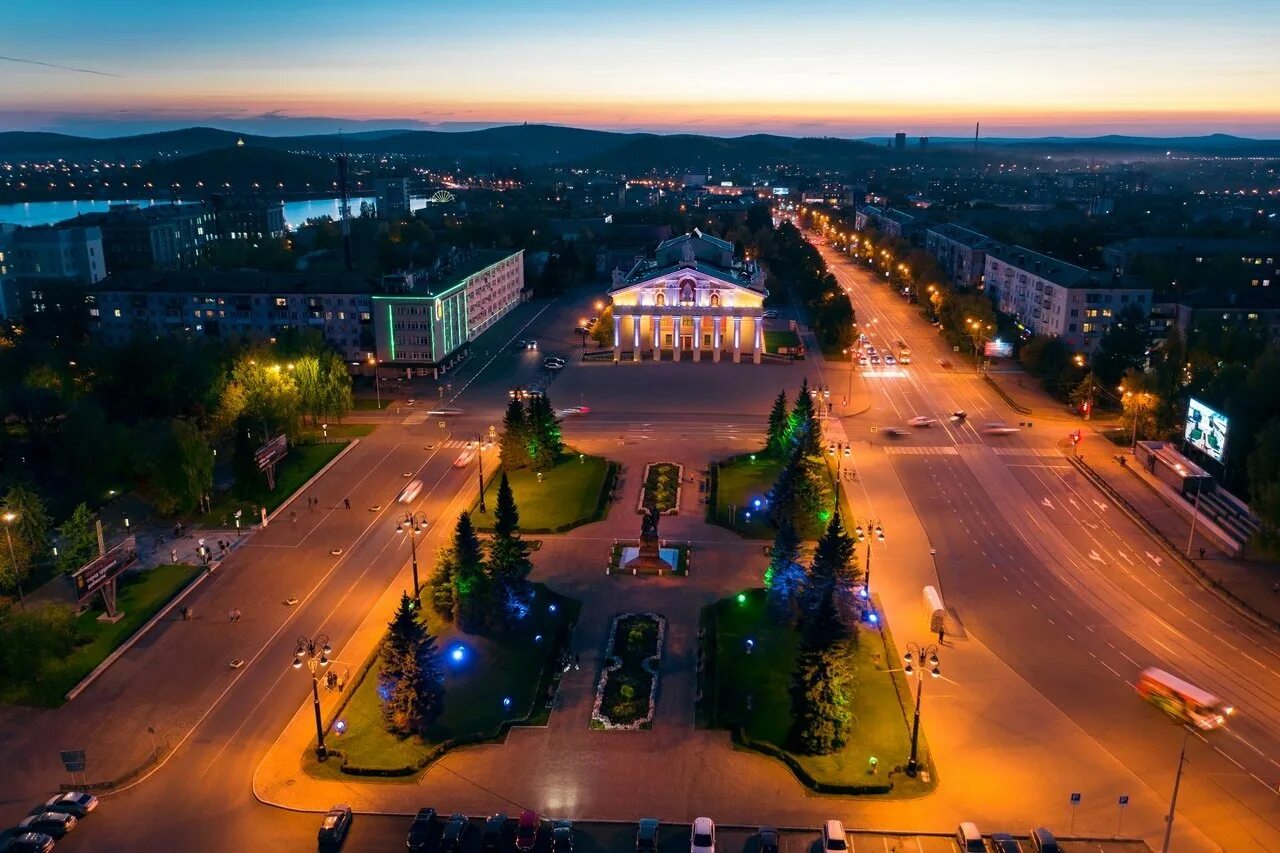 Ниж тагил. Театральная площадь Нижний Тагил. Нижний Тагил площадь города. Театральный сквер Нижний Тагил. Нижний Тагил центр города.