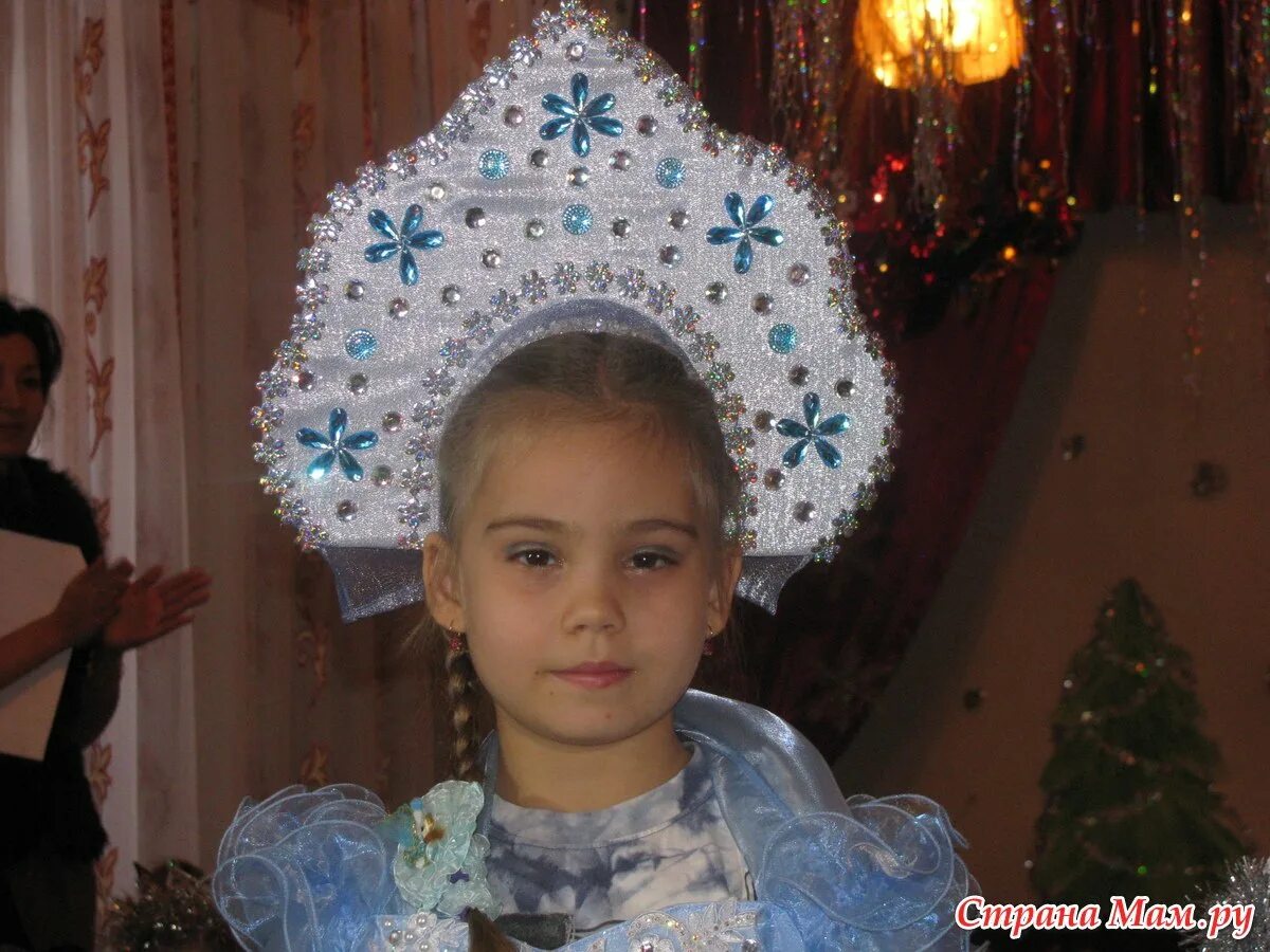 кокошка для снегурочки. кокошник снегурочка 1038 к-18. корона для снегурочки. корона снегурочки своими руками для девочки. корона канзаши на ободке.