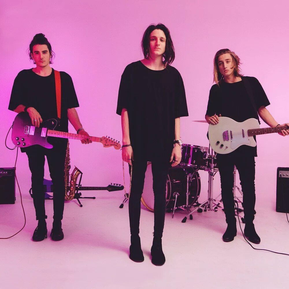 Песня into it chase atlantic. Группа чейз атлантик. митчелл кейв chase atlantic. солист группы chase atlantic. chase atlantic кристиан энтони.