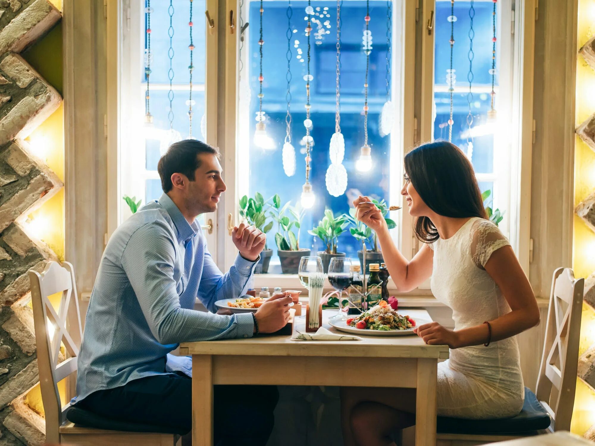 I had dinner with them. Свидание в ресторане. Мужчина и женщина ужинают. Девушка ужинает в ресторане. Одинокий ужин в кафе.