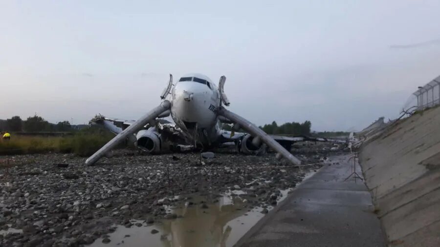 Крушение самолета в сочи. Выкатывание Боинг 737 Сочи. Авария Боинг 737 в Сочи. Боинг 737 выкатился в Сочи. Сочи. Выкатывание Боинг-737 ЮТЭЙР.