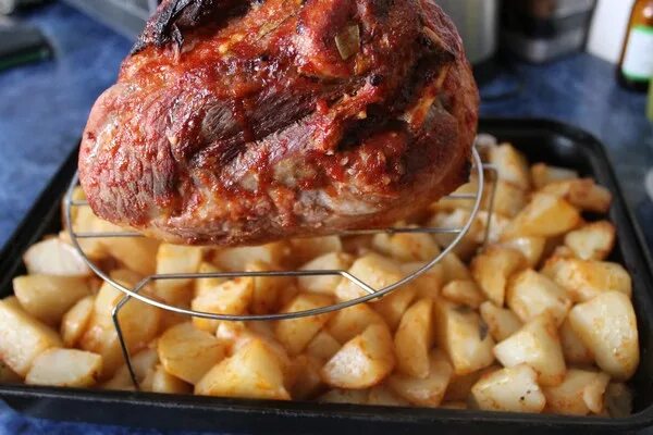 Фаршированная рулька свиная запеченная. Фаршированная рулька. Сочная свиная рулька. Рулька свиная запеченная в духовке. Рулька в духовке без кости.