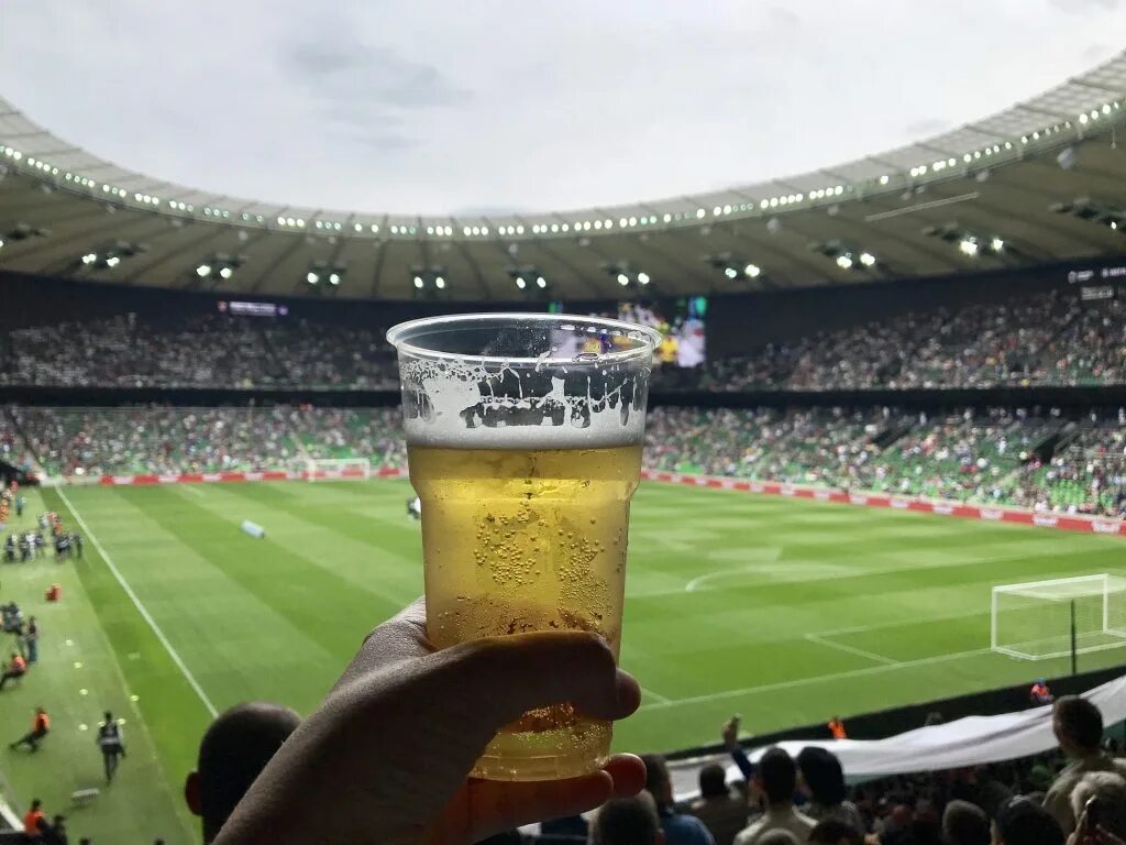 Пиво на стадионах. Пиво на стадионах 2022. Пиво на стадионах 2022 ЧМ. Пиво на стадионе. Пиво футбол стадион.