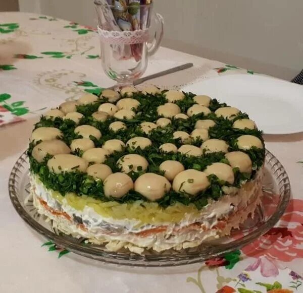 Салат полянка с копченой курицей. Салат Поляна. Салат Лесная Полянка. Салат Лесная Полянка с шампиньонами. Салат грибная Полянка с шампиньонами.