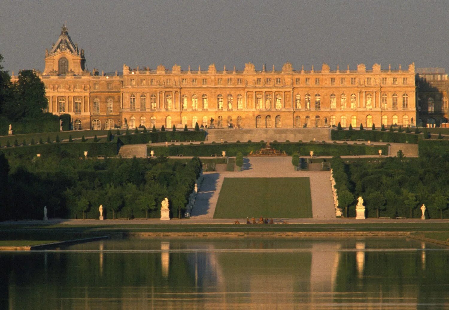 Chateau de versailles. Версальский дворец Версаль Франция. Королевский дворец в Версале. Версаль дворец французских королей. Дворцово-парковый комплекс Версаль (Париж, Франция).