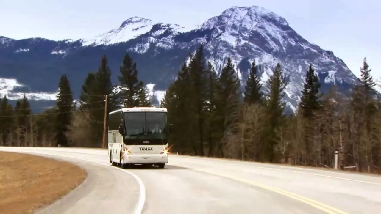 Автобус едет в горы. Автобус в горах. Автобус горы дорога. Автобус в горах зимой. Автобус едет по дороге.