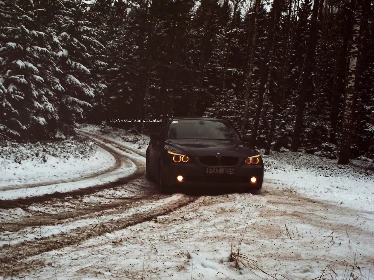 На черных машинах песня. БМВ е60 черная зима. BMW e60 Snow. BMW m5 e60 зима. БМВ м5 е60 зима.