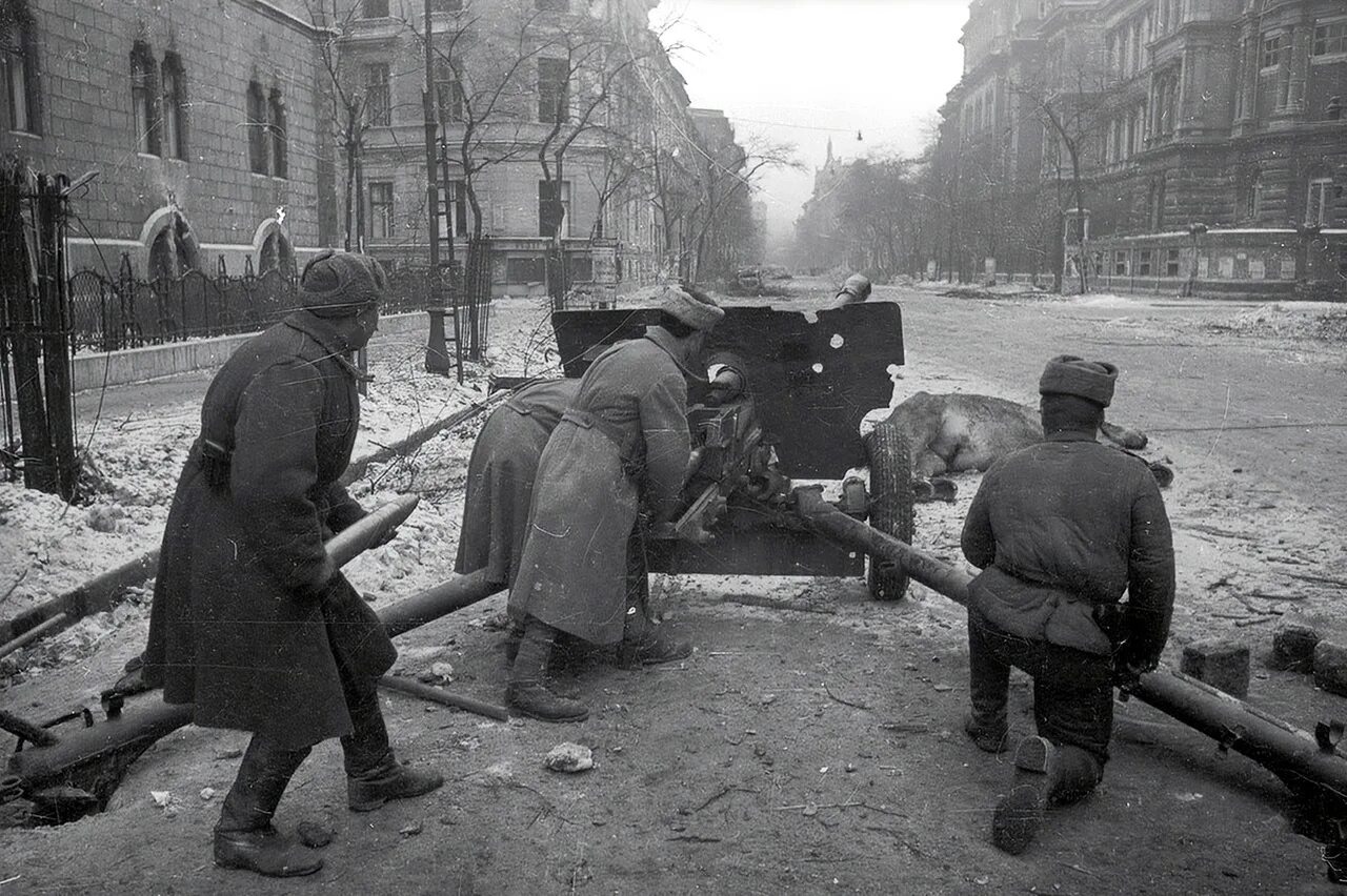 Красная армия 1944. Штурм Будапешта 1945. Штурм Кенигсберга 1945 артиллерия. Освобождение Будапешта в 1945 году.