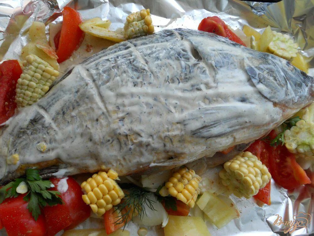 Как вкусно приготовить карпа в фольге. Карп с овощами в духовке. карп в духовке целиком с овощами. карп в духовке целиком в фольге с овощами. карп в духовке целиком в сметане.