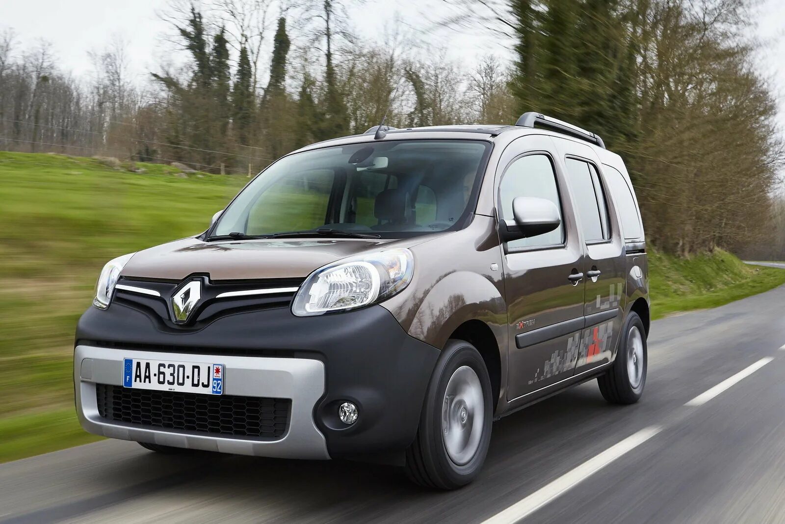 Renault Kangoo 2013 вид сбоку. Модельный ряд Рено Модельный ряд Рено. Модельный ряд Рено 2010. Рено универсалы Модельный ряд. Рено б у в россии