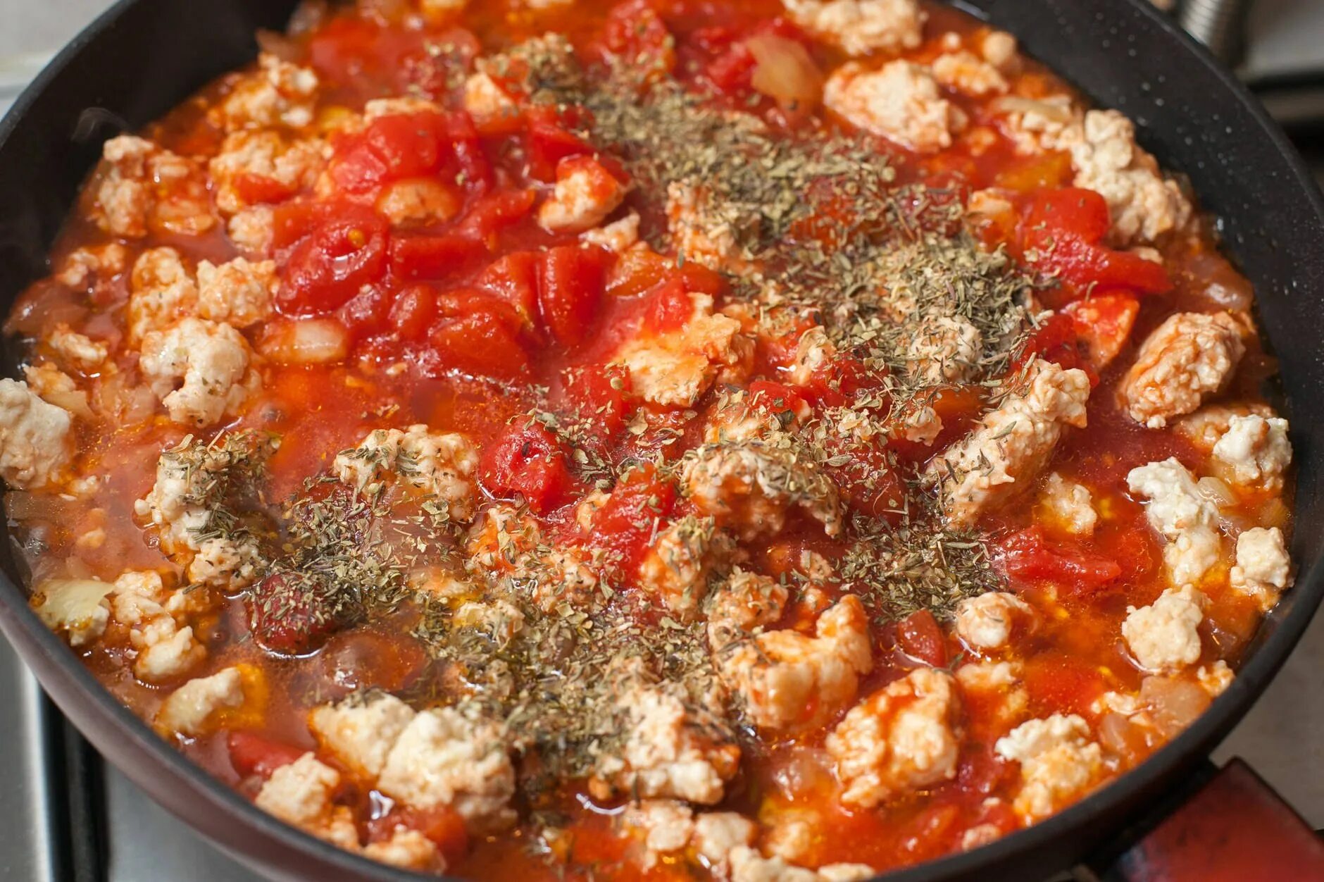 Гречка по-купечески со свининой. Гречка с овощами в томатном соусе. Тефтели мясные с гречей. Гречка с томатной подливкой. Гречка с томатной подливкой.