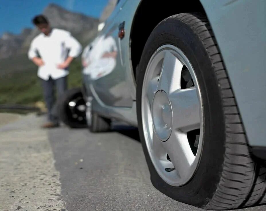 автомобиль с приспущенными колесами. спустила шина что делать. спустила шина что делать. спустила шина что делать. наполовину спущенное колесо.