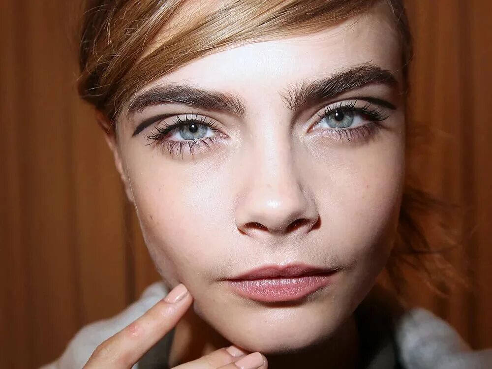 Cara Delevingne Eyebrows. Красивые густые брови. Густые брови у девушки. Удлиненные брови