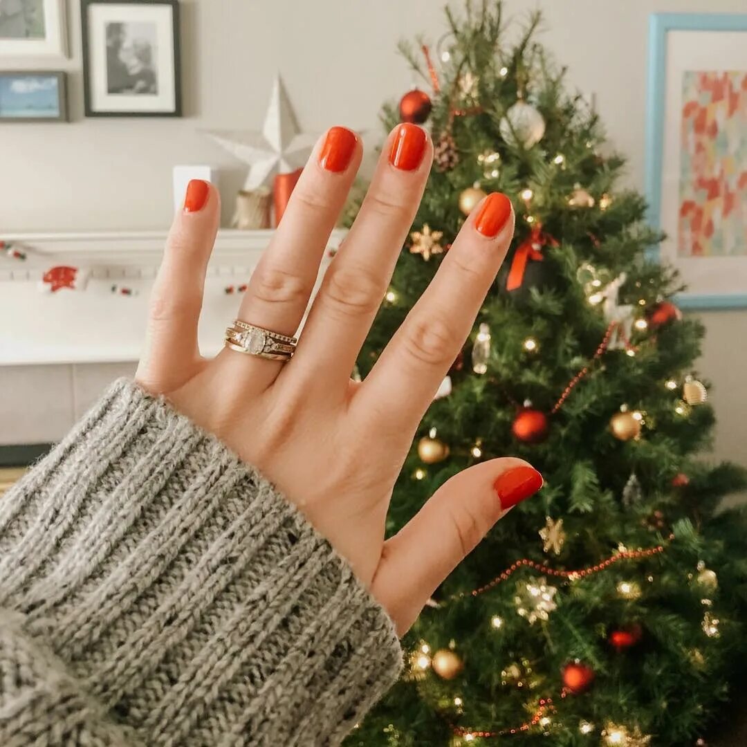 маникюр. маникюр на декабрь. красные матовые ногти с блестками. новогодний маникюр 2021. в каком цвете маникюр встречать новый 2024.