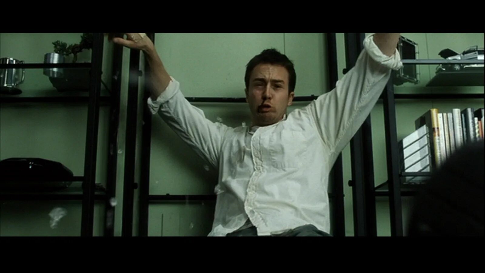 Сами бьют. Бойцовский клуб гиф. Сами бьют. Сами бьют. Ладонью по лбу.