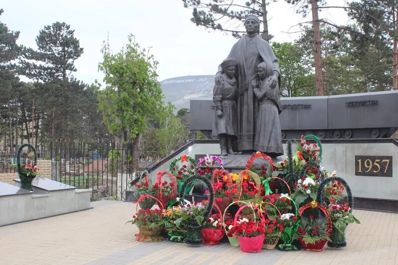 Возрождение карачаевского. Памятник Возрождение карачаевского народа. Памятник жертвам депортации карачаевского народа в Учкекене. 3 Мая Возрождение карачаевского народа. Памятники в селе Учкекен.