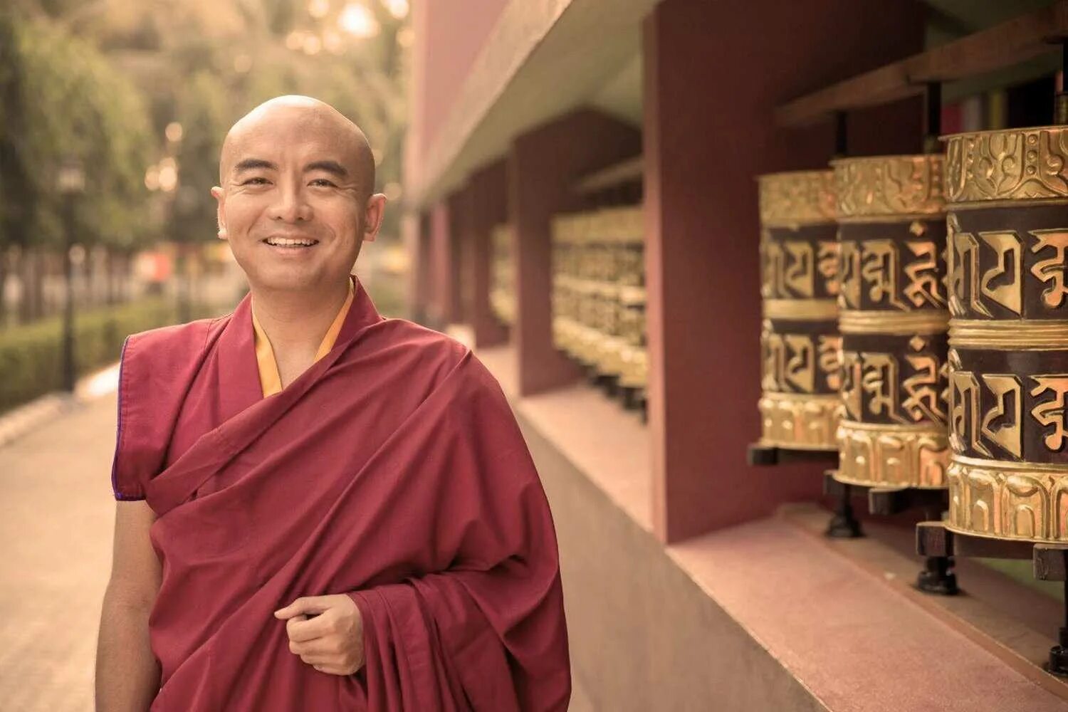Буддисты. Йонге Мингьюр Ринпоче. Буддизм Йонге Ринпоче. Тибетский мастер Мингьюр Ринпоче. Ринпоче Мингьюр медитация.