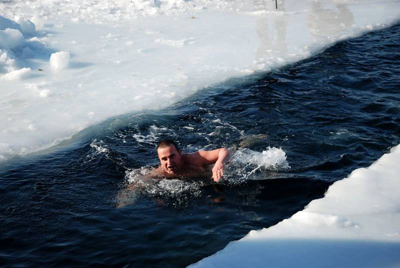 купание в холодной воде. купаться в ледяной воде. купание зимой в проруби. купание вхолодгой воде. закаливание водой.