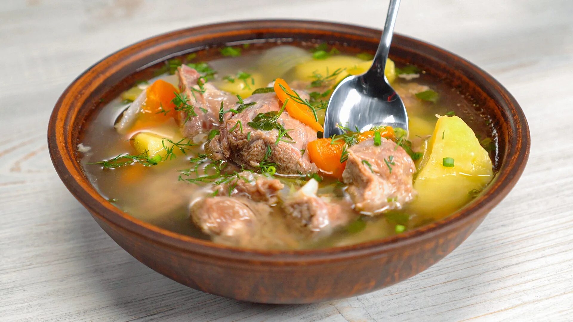 Вкусный говяжий бульон. Мясной суп. овощной суп с говядиной. суп на говяжьем бульоне. суп с говядиной и картошкой.