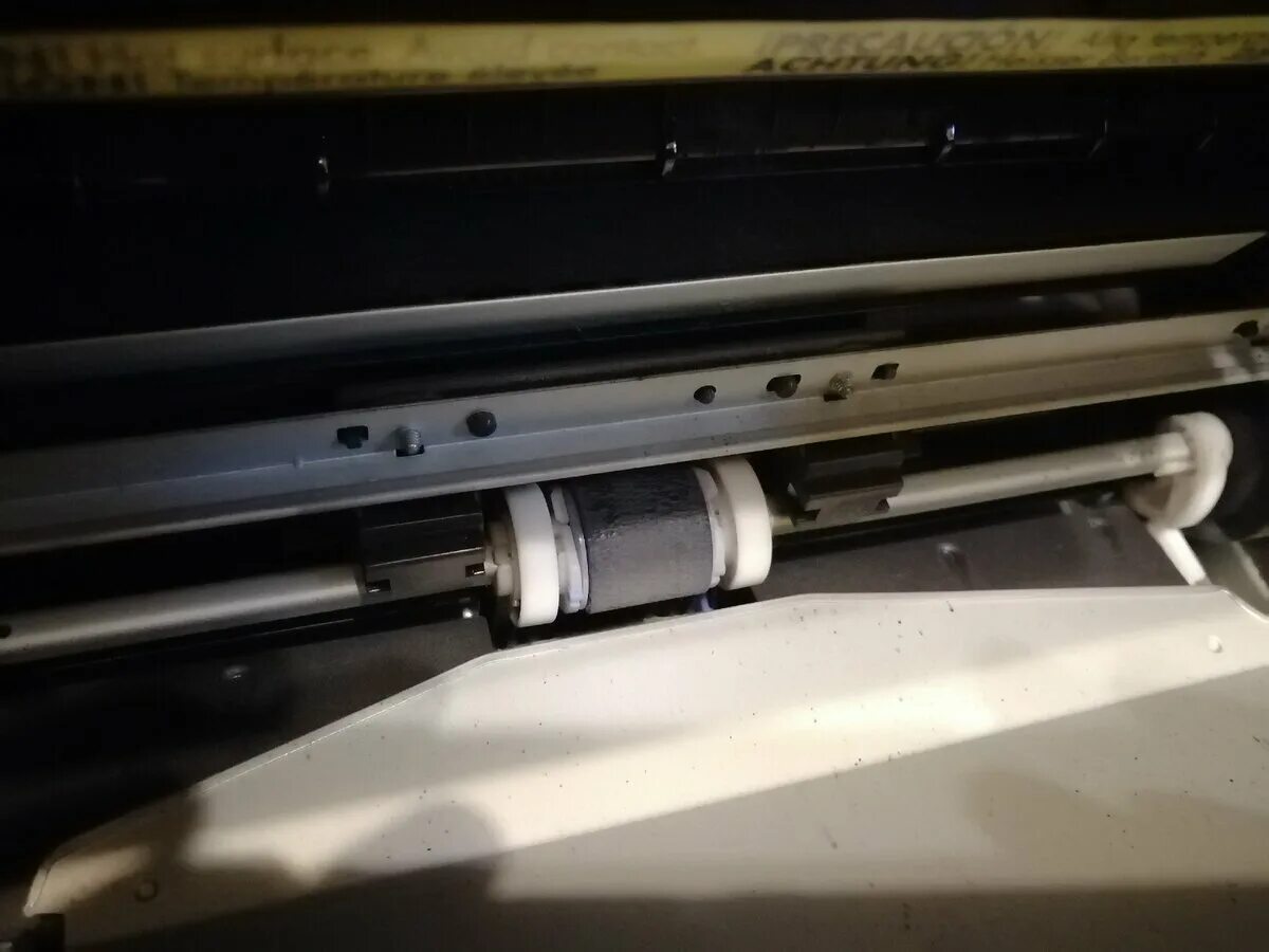 Почему принтер не захватывает бумагу. Laserjet 3055 не захватывает бумагу. принтер кэнон не захватывает бумагу. принтер не захватывает бумагу hp 319. принтер phaser 3330 зажевывает бумагу.