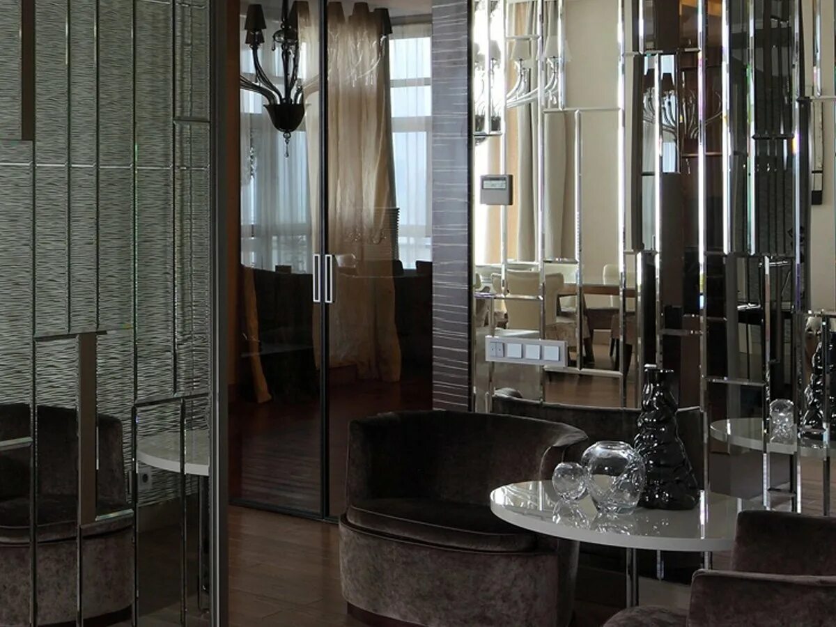 Полоски зеркал в интерьере. Зеркала в интерьере. Зеркальная полоса. Зеркальные вставки на стенах. Зеркало на стену.