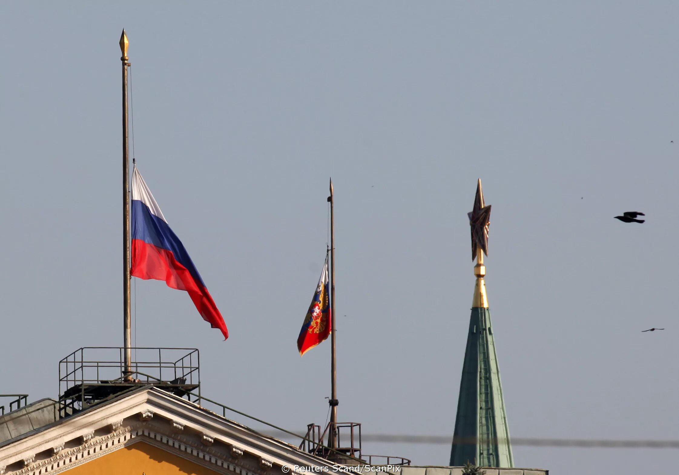Приспущенный флаг. Приспущенный флаг России. Приспустить государственные флаги. Приспущенный флаг на Кремле.