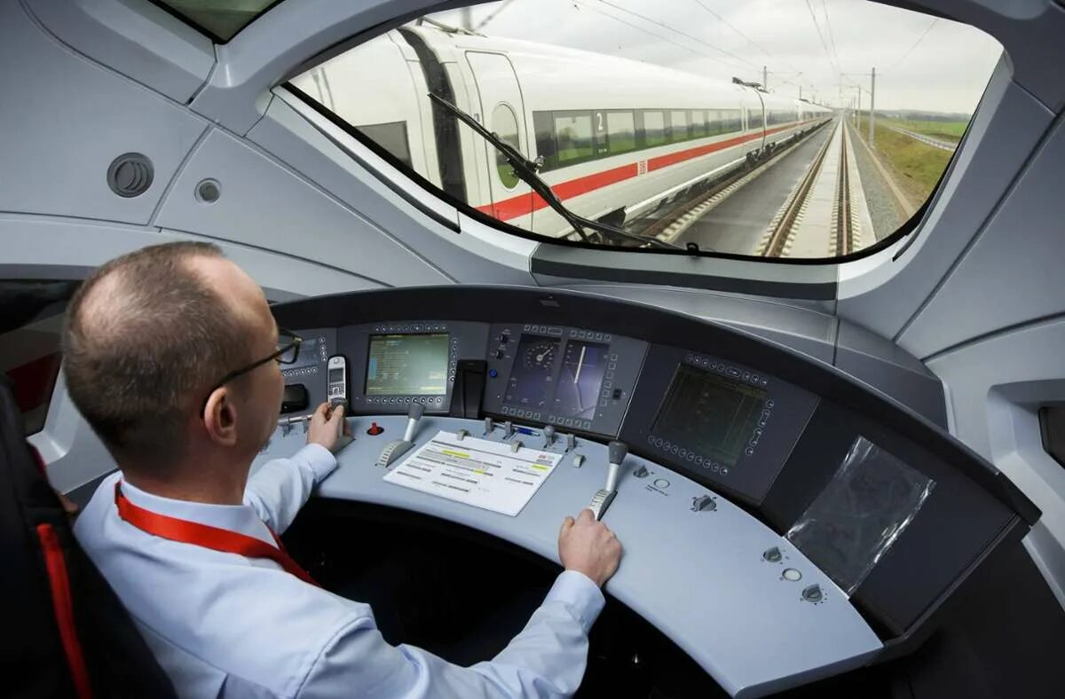 Машинист поезда. Предметы для машиниста поезда. Машинист профессия. Машинист для детей. Профессия машинист рисунок.