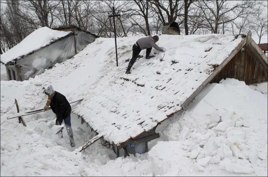 Заваленные снегом дома. Снег на крыше. Дом занесло снегом. Домик засыпанный снегом. Завалили снегом дом по крышу.