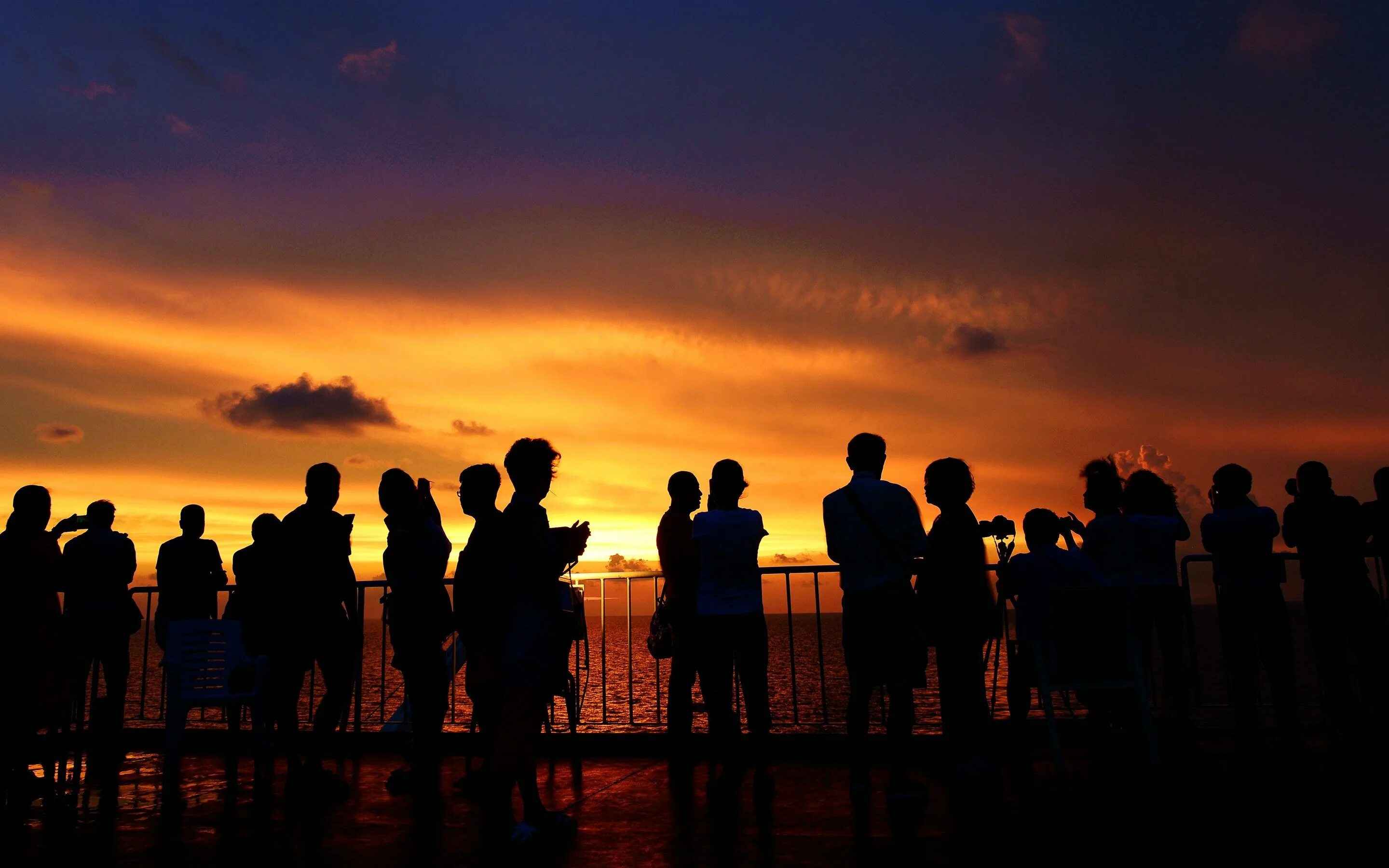 Толпа яблок. Образ толпы. Толпа мигрантов. Пляж воробьевы горы ссср. Карасу.