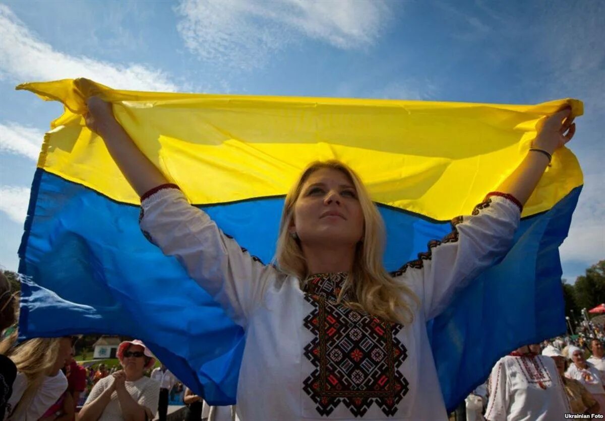 Украинец д. Флаг Украины. Украинцы с флагом. Украинка с флагом. Украинские Патриоты.