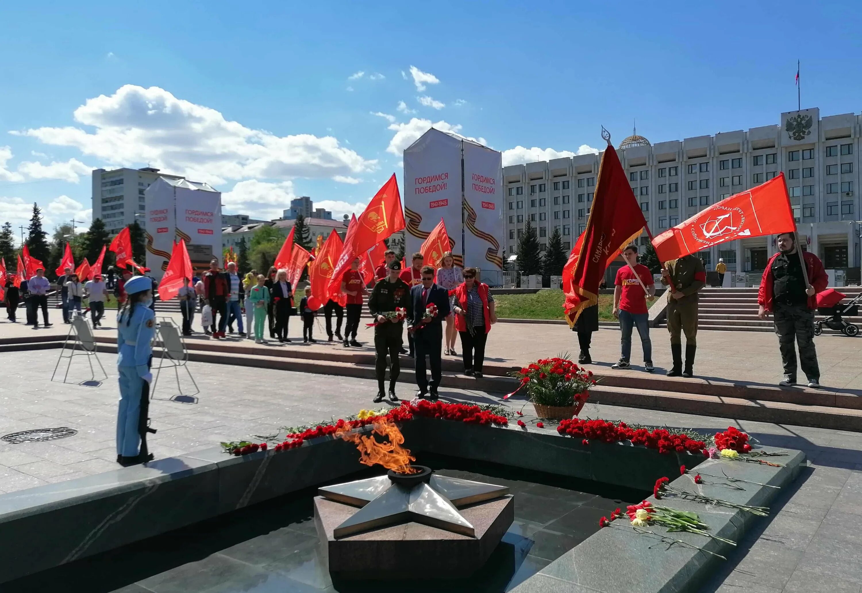 8 мая можно. Возложение цветов к Вечному огню Самара. Самара. Возложение цветов вечный огонь Самара. Вечный огонь Самара площадь славы. Вечный огонь Самара 9 мая.