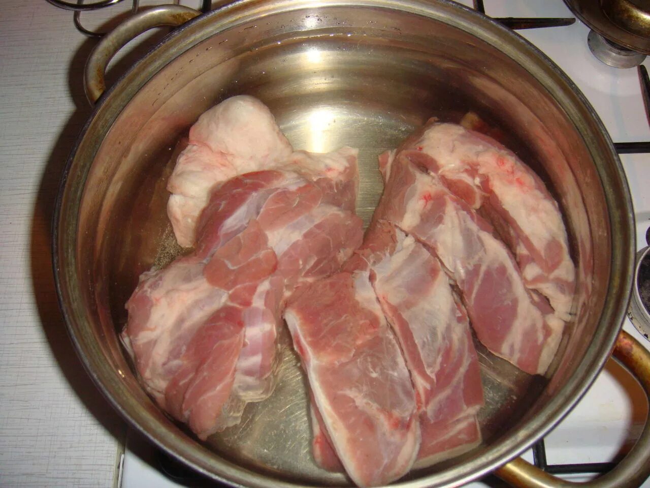Готовим с мясом в кастрюле. Мясо варится. варка мяса. мясо в кастрюле. бульон с мясом.