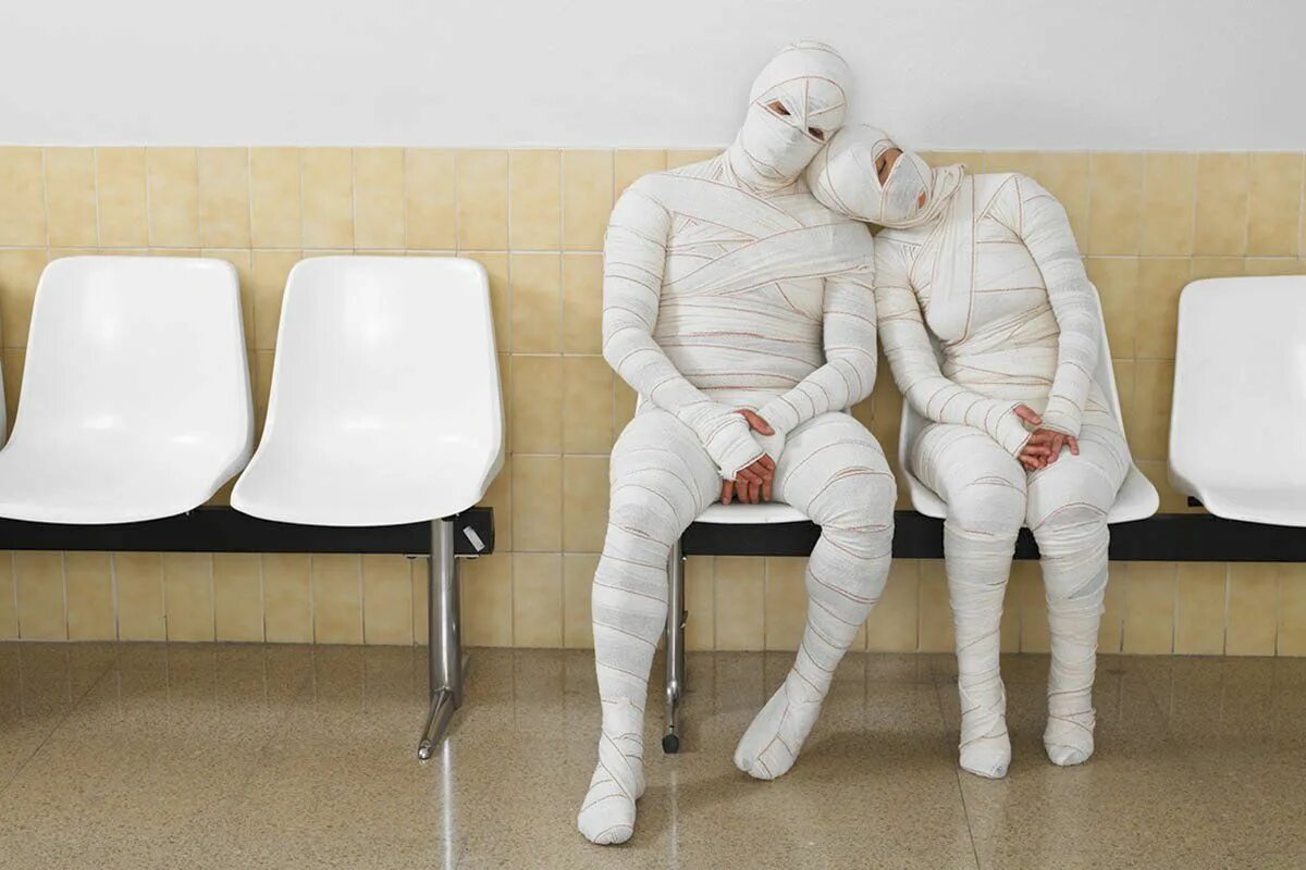 Полностью в гипсе. Полностью в гипсе. Полностью в гипсе. Человек полностью в гипсе. Полностью в гипсе.