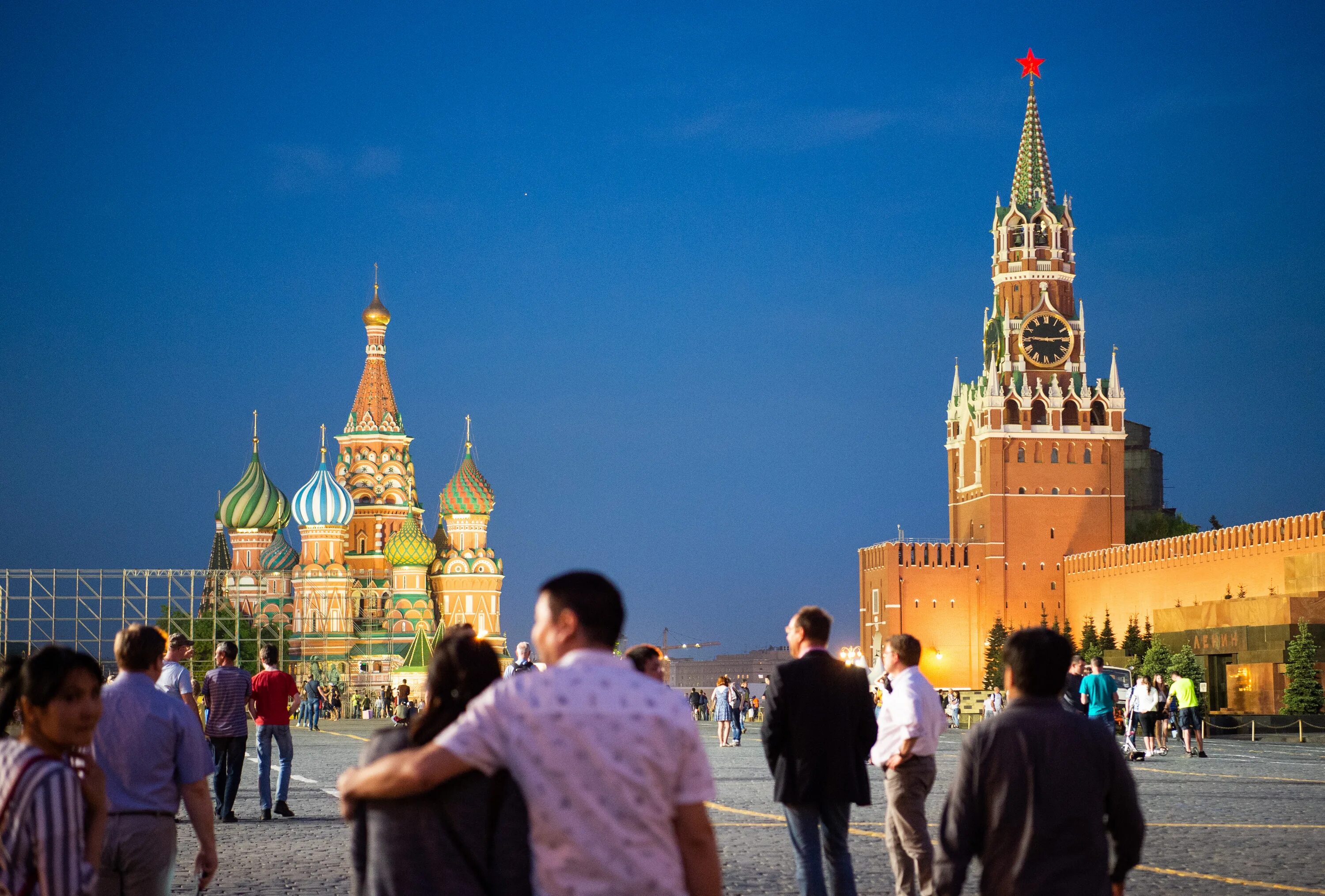 Площадь июнь. Достопримечательности москвы. красная площадь часы. россияне.