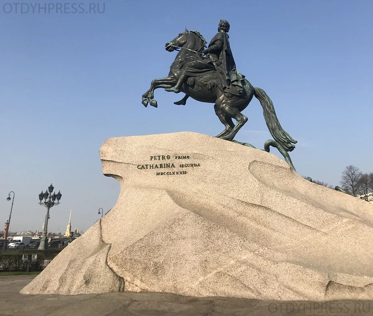 Памятник петру первому кратко. Памятник Петру 1 в Санкт-Петербурге. Памятник Петру 1 Невского. Интересный памятник Санкт-Петербурга для 6 лет. Памятник Петру 1 текст.