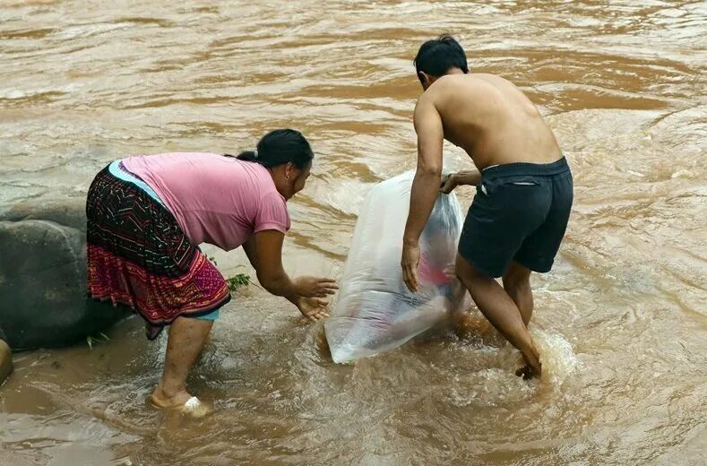 Вьетнамцы купаются. Вьетнамцы купаются в одежде. Вьетнамские школьники через реку. Вьетнамцы чистильщики бассейнов. Какие опасности пришлось преодолеть