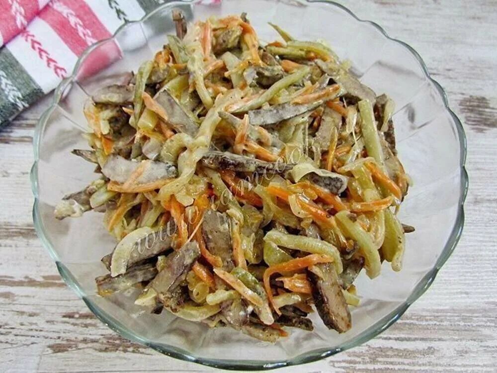 Салат с печенью солеными огурцами и морковью. Салат с печенью говяжьей и солеными огурцами. салат с печенью и солеными огурцами. салат из говяжей печени. салат с печенью и морковью и луком.