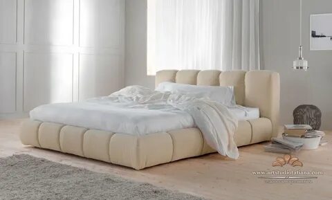 Мягкая двуспальная кровать с матрасом
