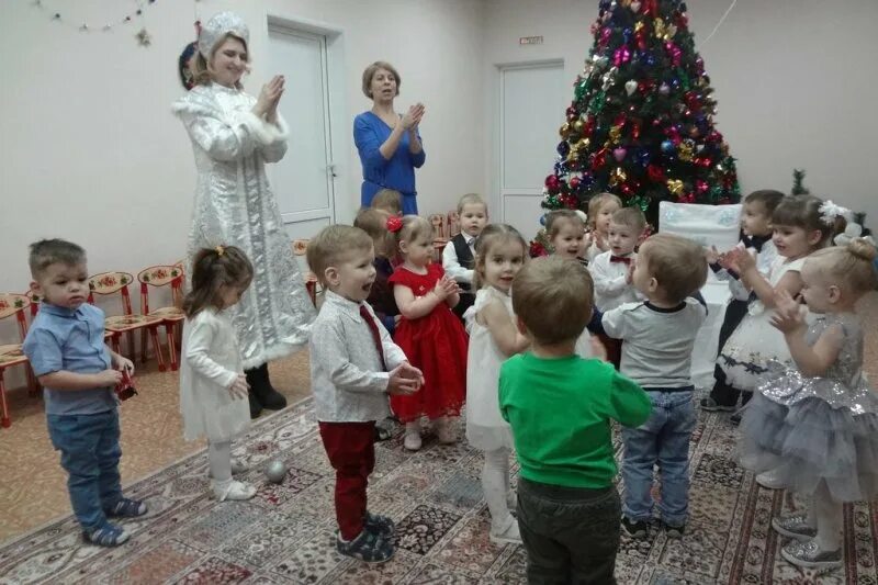 новогодняя игра музыкальная со снежками. снег снежок детская песенка. мы танцуем со снежками лепка. мы танцуем со снежками посмотрите. мы танцуем со снежками посмотрите.