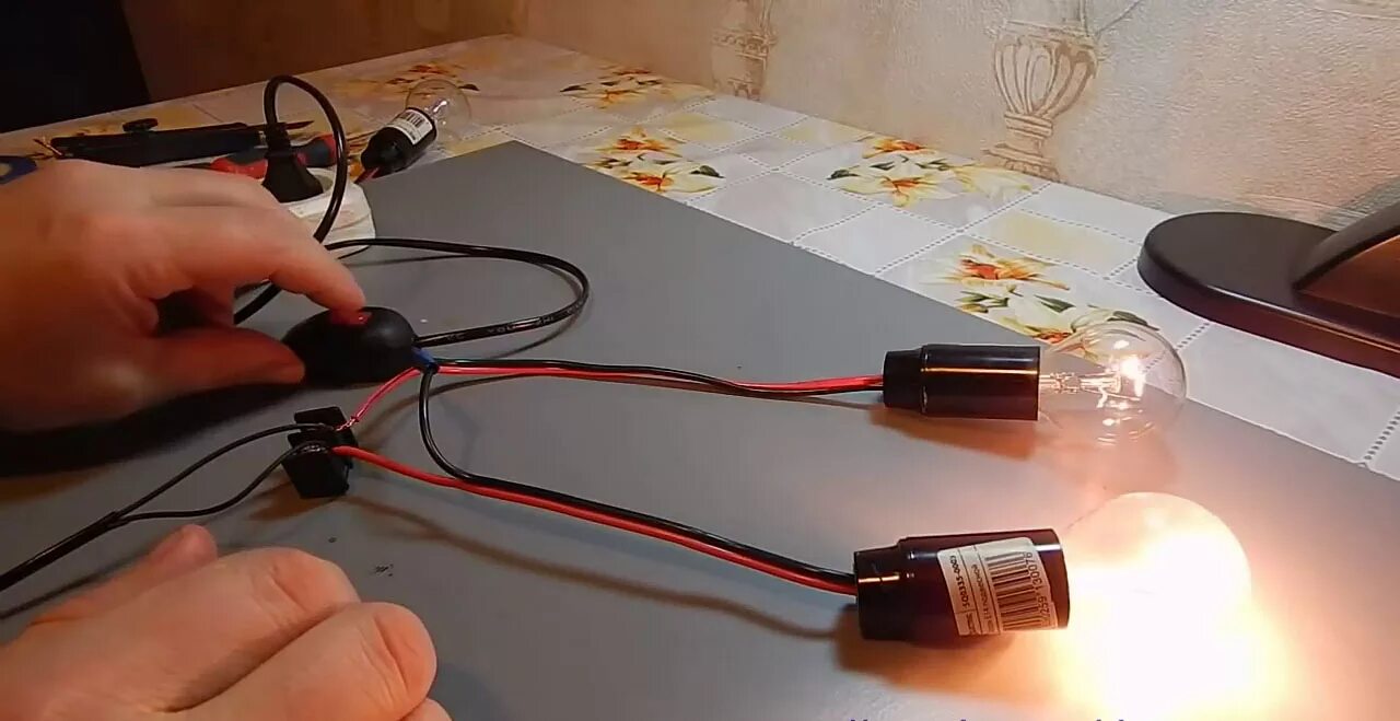 Почему лампа в квартире. Подключить 2 лампы последовательно. Параллельные соединения проводов на 2 лампы. Последовательное включение ламп 220 вольт. Как подключить 2 лампочки параллельно.
