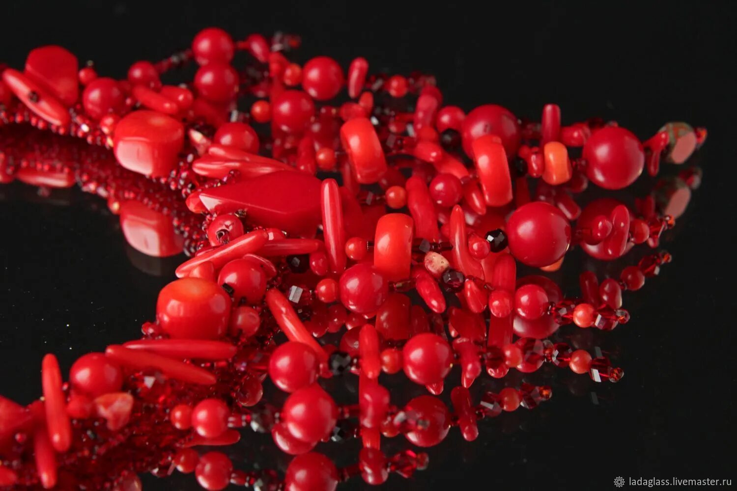 Red coral. Коралл Секондо КОЛОРО. Красный коралл царство. Алые кораллы. Красный благородный коралл.