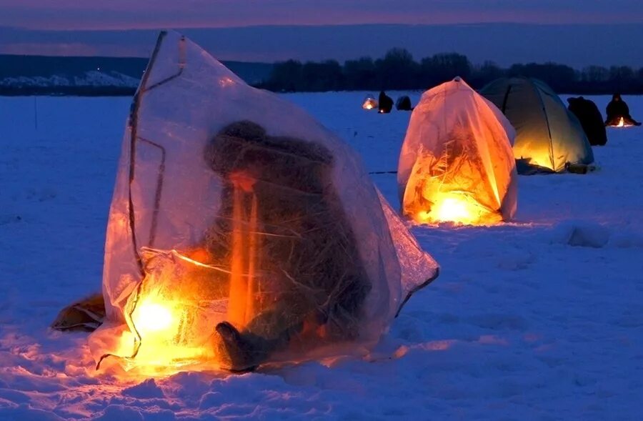 Зимняя палатка обогрев. Зимняя палатка. Палатка зима. Теплая палатка. Зимняя палатка из полиэтилена.