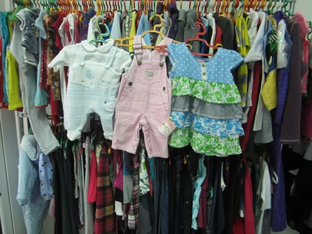 секонд хенд детской одежды. секонд хенд детских вещей. детская одежда из секонд хенда. секонд хенд детской одежды. детская одежда секонд.