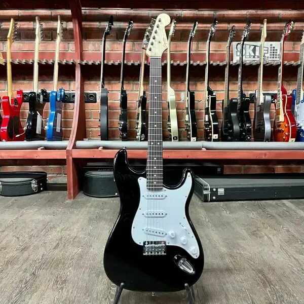 Squier mm stratocaster. Электрогитара Fender Squier mm Stratocaster hard Tail Black. Fender mm Stratocaster hard Tail Black. Squier бюджетная гитара. Square mm Stratocaster.