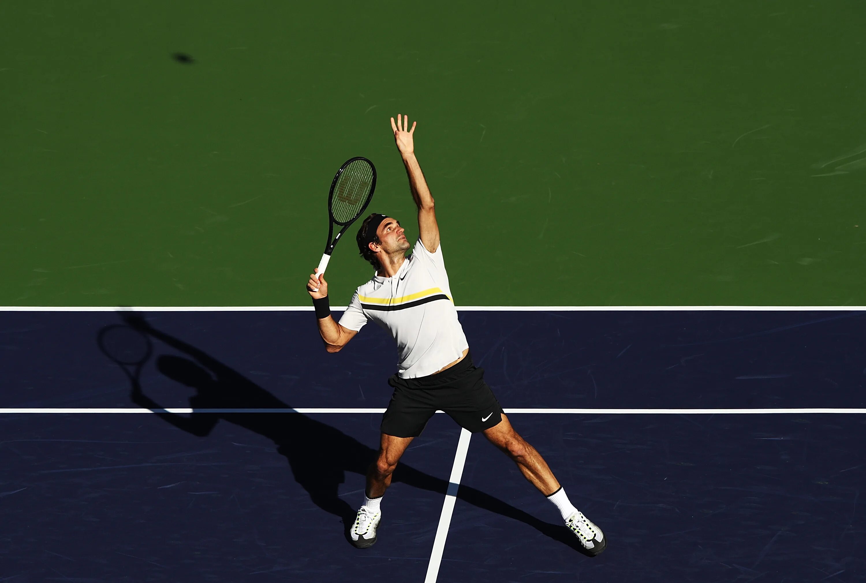 Удар в теннисе 5. Теннис удары Федерер. Федерер Роджер удар слева. Удар смэш в большом теннисе. Роджер Федерер удар слета.
